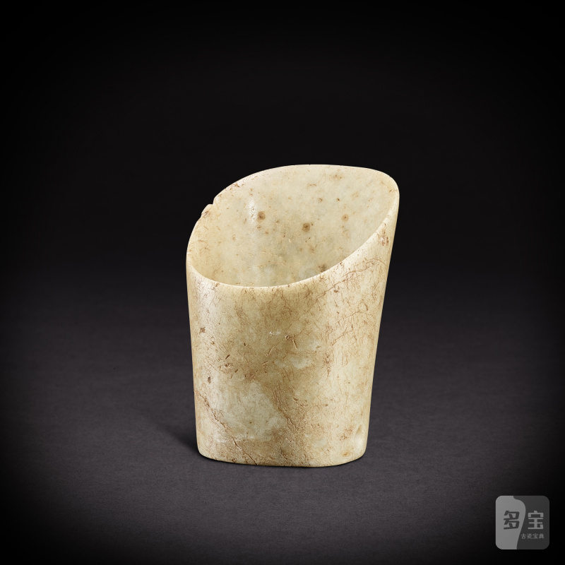 A greyish-celadon jade hoof-shaped ornament, Neolithic period, Hongshan culture | 新石器時代 紅山文化 灰青玉馬蹄管形器